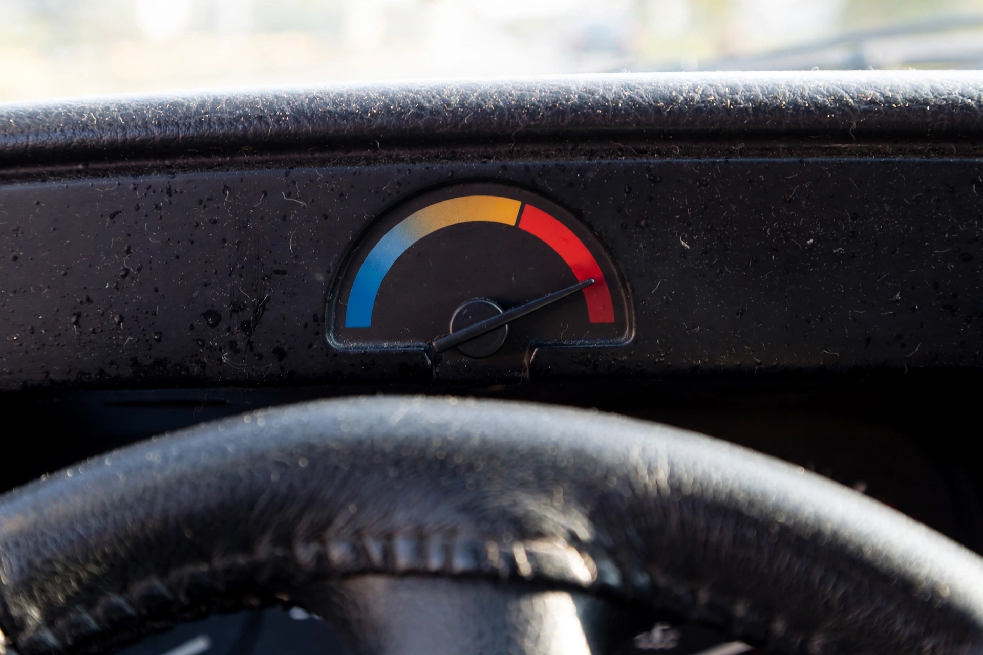 Temperature gauge with the needle in the hot zone